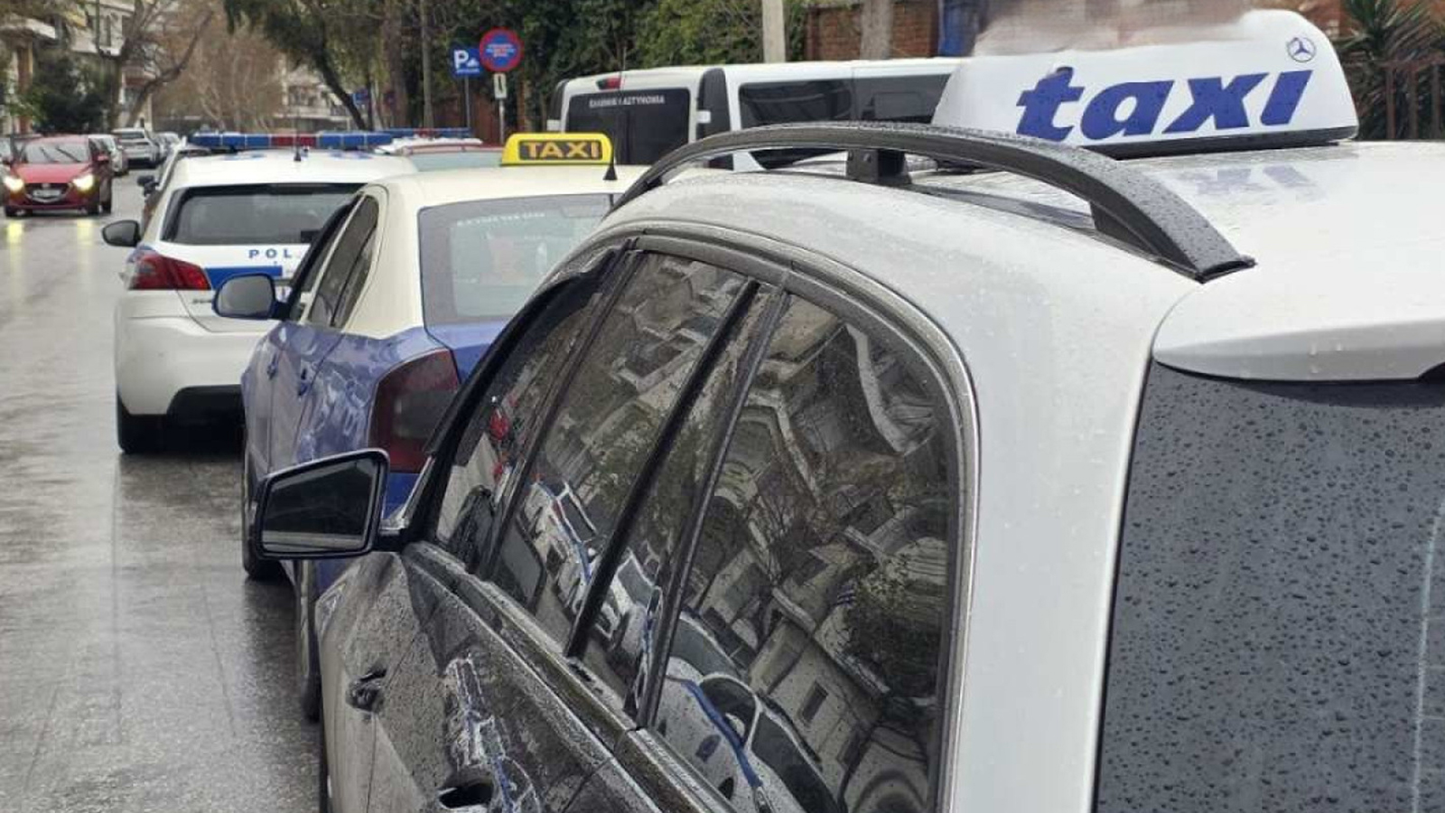 Έλεγχοι σε 2 πιάτσες ταξί από την Τροχαία 